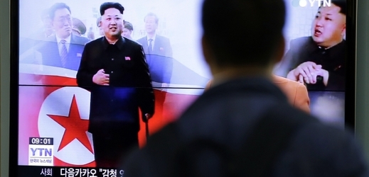 Kim III. s vycházkovou holí na obrazovce státního televizního kanálu.