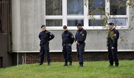 Policisté před školou.