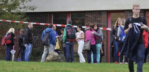 Střední škola obchodní a služeb ve Žďáru na Sázavou, kde se tragédie udála. Na snímku jsou odcházející studenti.
