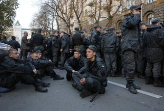 Příslušníci národní gardy protestují v Kyjevě proti dlouhé službě.