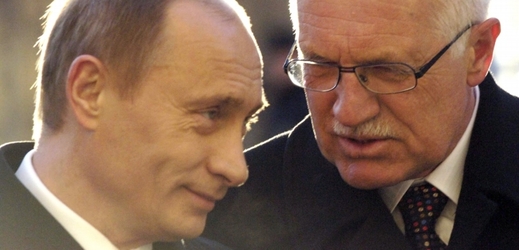 Bývalý prezident Václav Klaus Putinovu režimu soustavně vyjadřuje podporu. Pražský hrad, 2006.