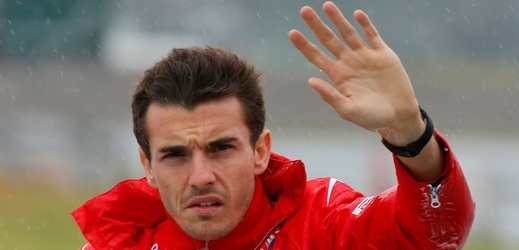 Těžce zraněný pilot formule 1 Jules Bianchi se stále nachází po nehodě ve Velké ceně Japonska v kritickém stavu.