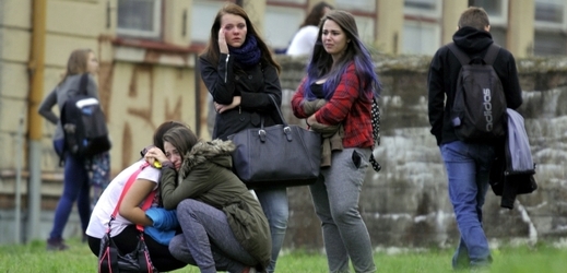 Otřesené studentky v areálu střední školy ve Žďáru nad Sázavou.