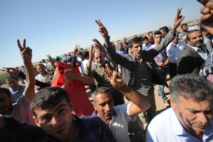Kurdové protestují na turecko-syrské hranici proti vládě v Ankaře.