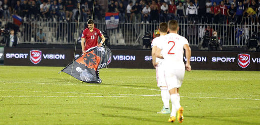 Dálkově řízený model s albánskou vlajkou začal v závěru prvního poločasu kroužit nad tribunami a poté i nad trávníkem.