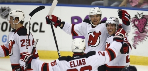 Hokejisté New Jersey Devils se radují z gólu.
