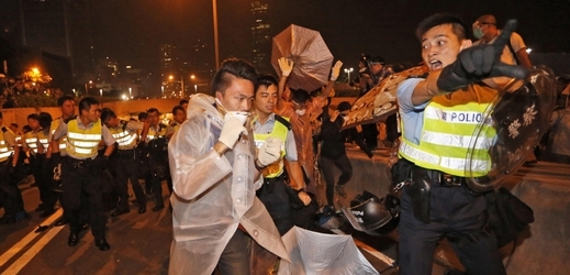 Hongkongská policie v noci podnikla dosud nejnásilnější zákrok od začátku prodemokratických demonstrací před více než dvěma týdny.