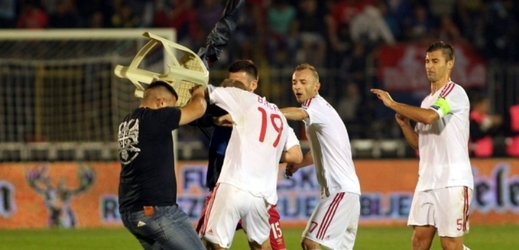 Útočník Albánie Bekim Balaj dostal od srbských fanoušků židlí. 