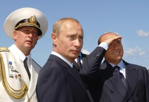 Dobří přátelé. Prezident Putin (uprostřed) a premiér Berlusconi (vpravo) roku 2003.
