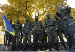 Noví branci oddílů sebeobrany v Mariupolu skládají přísahu.