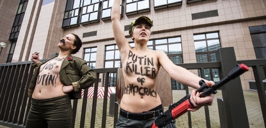 Holky z naší Femen školky si Putina velmi "oblíbily".