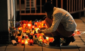 Lidé ke škole v úterý podvečer přinášeli květiny a zapalovali svíčky.