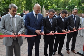 Ministr zahraničí Lubomír Zaorálek (třetí zleva). Vpravo český velvyslanec na Ukrajině Ivan Počuch. Slavnostní otevření honorárního konzulátu České republiky v ukrajinském Dněpropetrovsku.