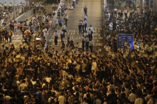 Stovky aktivistů protestovaly proti středečnímu zadržení 45 demonstrantů.