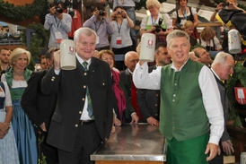 Bavorský premiér Horst Seehofer (vlevo) a mnichovský premiér Dieter Reiter popíjeli na Oktoberfestu spolu. Ale jinak to mezi nimi jiskří.