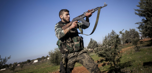 Bojovník Syrské svobodné armády na fotografii běžné pro začátek konfliktu.