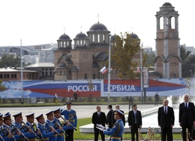 Putina v Bělehradě vřele přivítali.