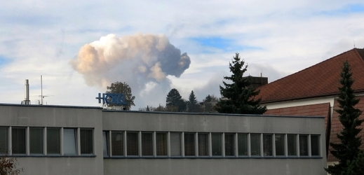 Oblaka kouře nad muničním skladem.