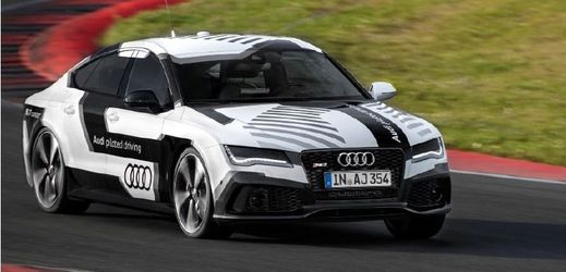 Audi na závodním okruhu ukáže, jak si povede bez řidiče.
