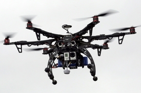 Dálkově ovládané drony by mohly způsobit na fotbalových tribunách spoušť.