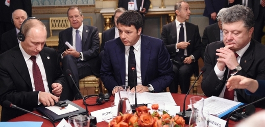 Putin (vlevo) a Porošenko (vpravo) s italským premiérem Matteem Renzim.