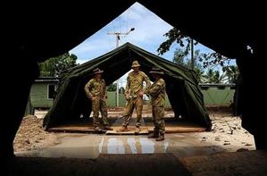 Australští vojáci stavějí stany pro ilegály na ostrově Manus.