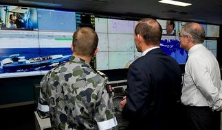 Premiér Abbott v centrále velení operace na ochranu pobřeží.