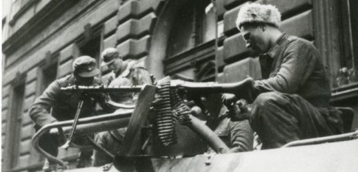 Vojáci generála Vlasova 7. května 1945 v Bartolomějské ulici.