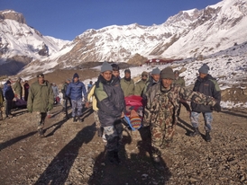 Momentka ze záchranné akce v Himálaji.
