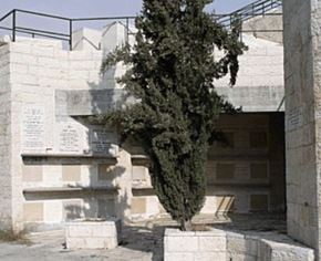 Moderní stupňovité hrobky v Jeruzalémě.