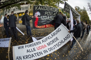 Demonstrace před soudní budovou v Mnichově.