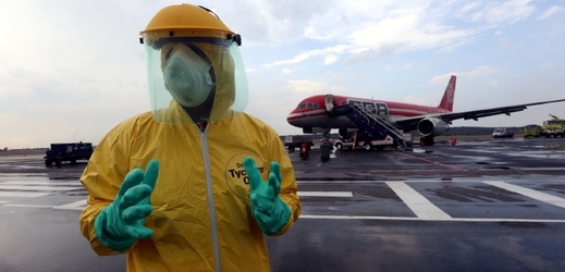 Letíte letadlem. Strašák eboly cestuje s vámi.