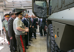Ministr Šojgu ve výrobním závodě vojenských automobilů.