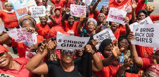 V Lagosu se setrvalo demonstrovalo za vrácení dívek k rodinám.