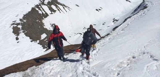 Členové nepálské armády a záchranářského týmu nesou tělo oběti laviny.