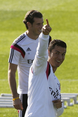 Cristiano Ronaldo s Garethem Balem na pátečním tréninku.