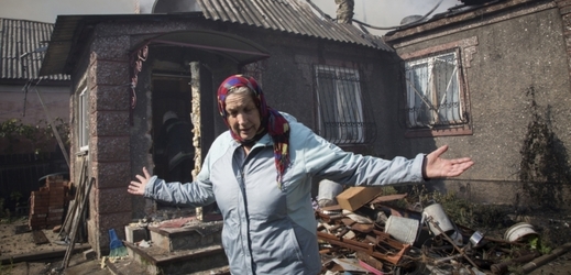 Obyvatelka zničeného domu v Doněcku. Podle ministra zahraničí zde ekonomika "stojjí".