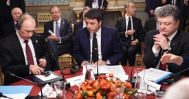 Zleva: Ruský prezident Vladimir Putin, italský premiér Matteo Renzi a ukrajinský prezident Petro Porošenko v Miláně.
