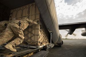 Nakládání pomoci do letounu C-130.