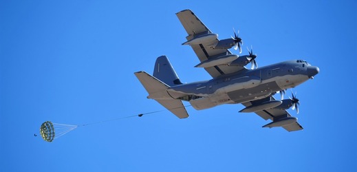 Americký C-130 shazuje pomoc (ilustrační foto).