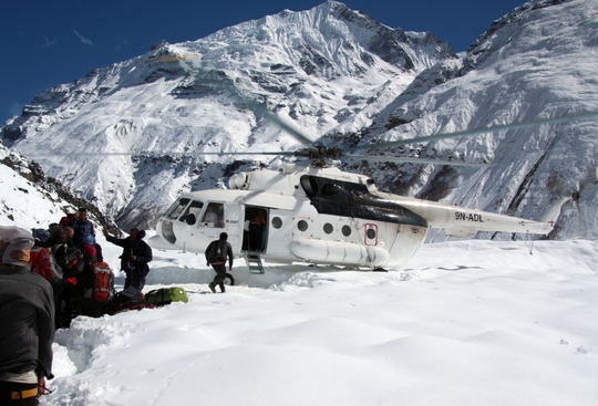 Vrtulníky odvážejí oběti bouří a lavin.