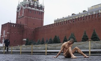 Když si Pavlenskij přibil ke dlažbě před Kremlem varlata.