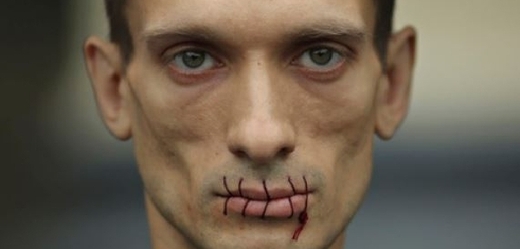 Vášnivě protestující umělec Pjotr Pavlenskij.