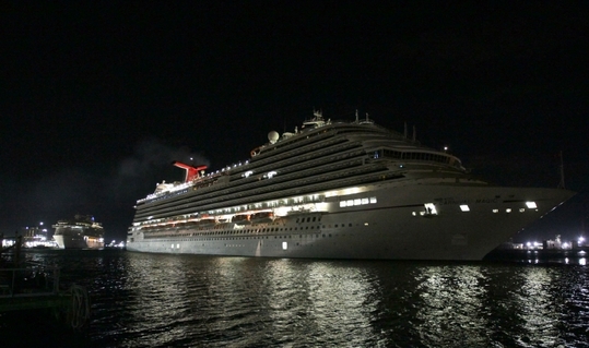 Čtyři tisíce lidí na výletní lodi Carnival Magic u USA v karanténě. Podezření na jeden případ eboly.