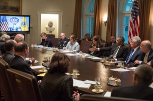 Bezpečnostní tým proti ebole zasedá pod vedením prezidenta Obamy v Bílém domě.