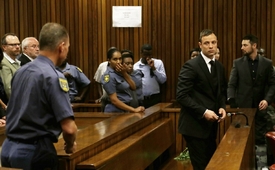 Oscar Pistorius odchází ze soudní síně po vyslyšení verdiktu.
