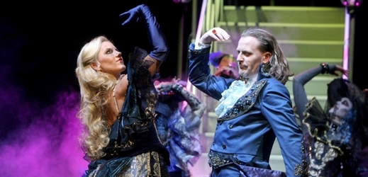 Zpěváci Josef Vojtek a Leona Machálková během vystoupení v muzikálu Dracula.
