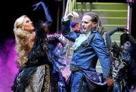 Zpěváci Josef Vojtek a Leona Machálková během vystoupení v muzikálu Dracula.