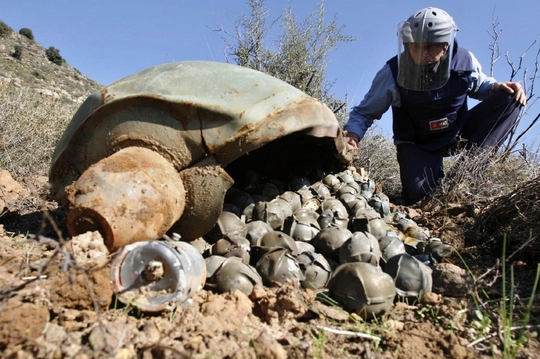 Likvidace kazetových bomb v Libanonu.