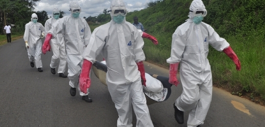 Odnášení mrtvých, obětí eboly v Libérii.